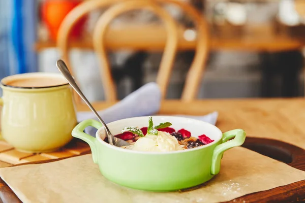 Crumble de bayas servido en olla en la mesa - foto de stock