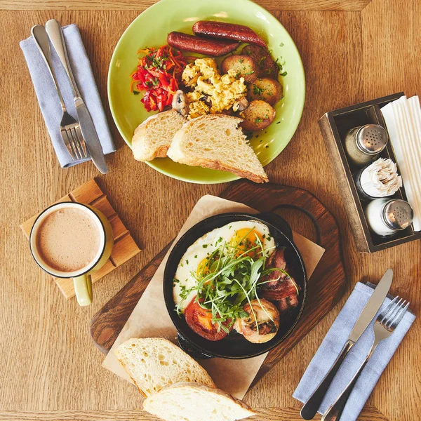 Brunch in restaurant with fried eggs and coffee — Stock Photo