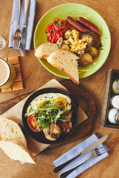 Petit déjeuner avec œufs frits et café sur la table — Photo de stock