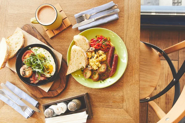 Comida temprana con huevos fritos servidos con café - foto de stock