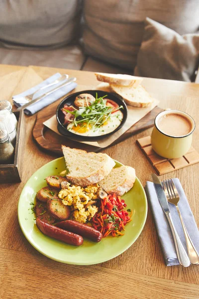 Warmes Frühstücksgericht mit Spiegeleiern und Kaffee auf dem Tisch — Stockfoto