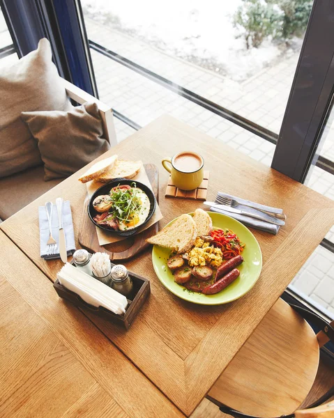 Almuerzo en restaurante con huevos fritos servidos y café - foto de stock