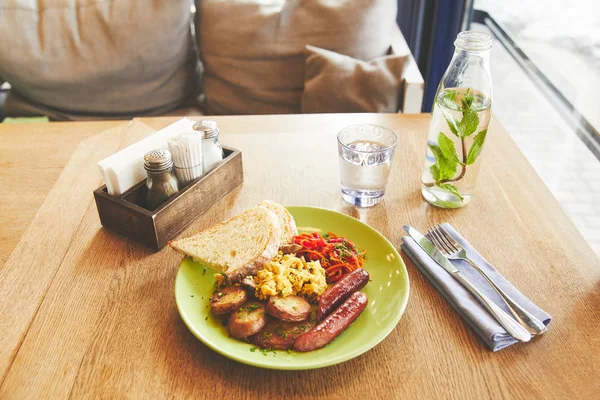 Warmes Frühstücksgericht aus Spiegeleiern auf Teller mit Wurst — Stockfoto