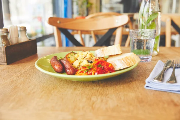 Café da manhã com ovos mexidos servidos com legumes — Fotografia de Stock