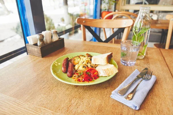 Comida temprana con huevos fritos servidos con salchicha - foto de stock