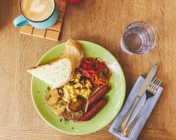 Ранкова страва зі смаженими яйцями, які подаються в тарілці та каві — стокове фото