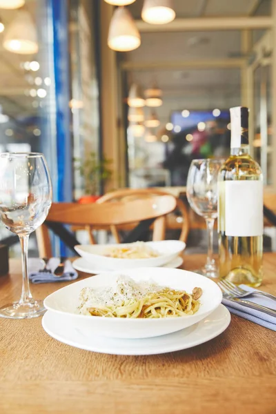 Jantar em restaurante com macarrão de espaguete e vinho — Fotografia de Stock