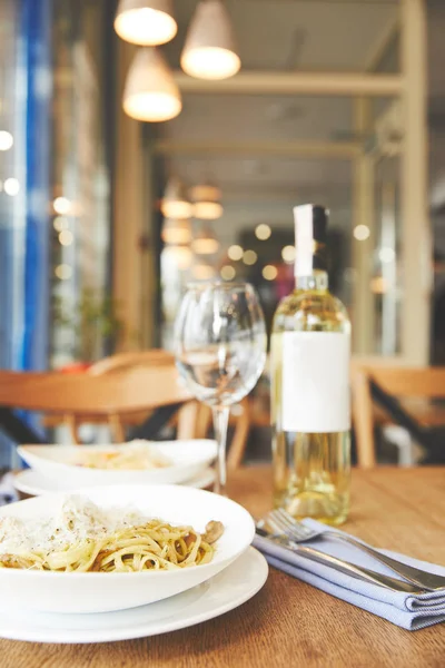 Plato de cocina italiana espaguetis con pesto en la mesa del restaurante - foto de stock