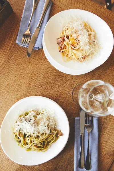 Carbonara di pasta e spaghetti con funghi in tavola — Foto stock