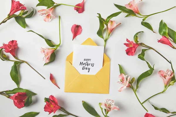 Schöne rosa Blumen und Glückwunschkarte zum Muttertag auf grau — Stockfoto