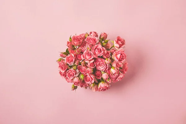 Vue du haut du bouquet de belles roses roses isolées sur rose — Photo de stock