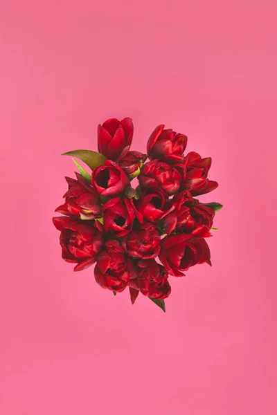 Vue du dessus des tulipes rouges sur rose, concept de fête des mères — Photo de stock