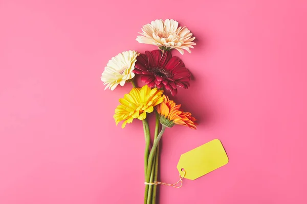 Buquê de flores coloridas de Gerbera com etiqueta em branco, conceito de dia das mães — Fotografia de Stock