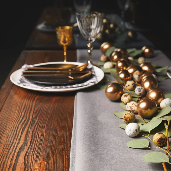 Ovos de Páscoa diferentes na mesa festiva no restaurante — Fotografia de Stock