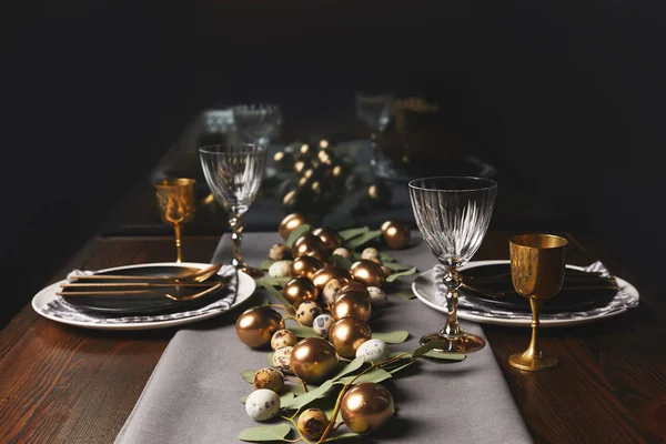 Mesa de restaurante com decoração de Páscoa e ovos dourados — Fotografia de Stock
