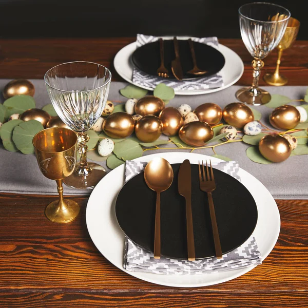 Goldenes Utensil und Hühnereier als Osterdekoration — Stockfoto