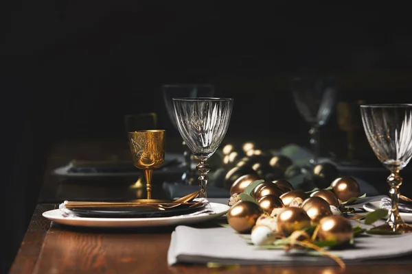 Verres, assiettes et oeufs de Pâques sur table en bois dans le restaurant — Photo de stock