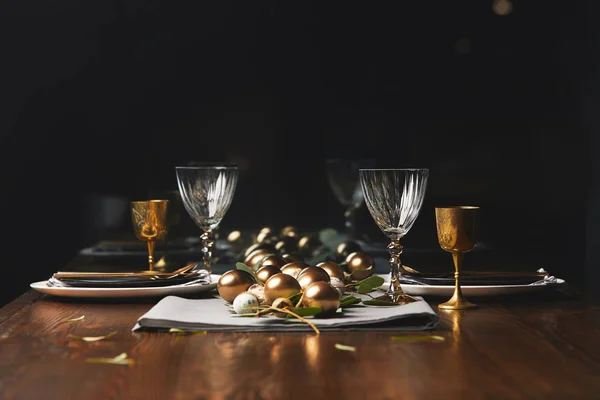 Ovos de galinha dourados de Páscoa na mesa festiva de madeira no restaurante — Fotografia de Stock