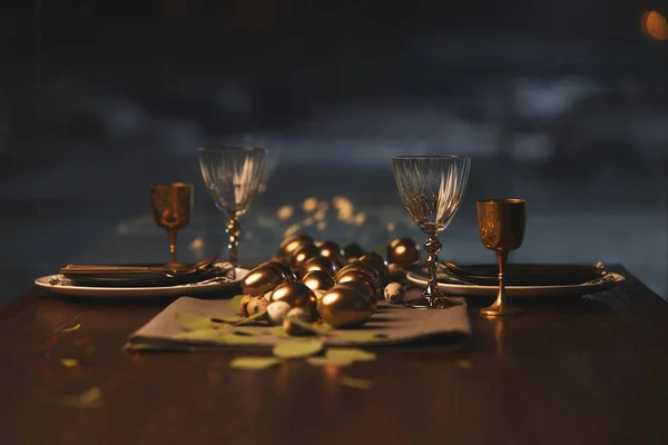 Mesa de restaurante decorada com ovos de galinha dourada — Fotografia de Stock