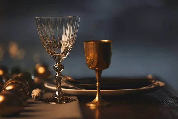 Verres différents sur la table décorée de Pâques — Photo de stock