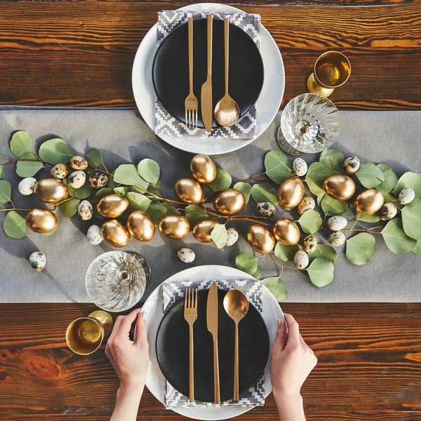 Imagem recortada de garçom decorando mesa de Páscoa no restaurante — Fotografia de Stock
