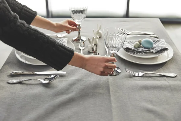 Imagen recortada de camarero sirviendo mesa de Pascua en el restaurante - foto de stock