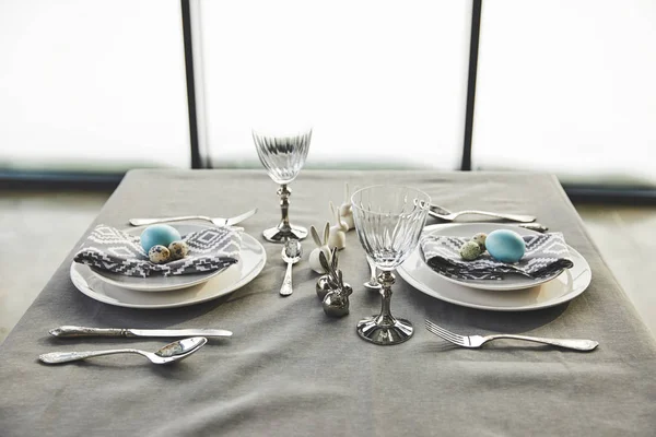 Тарелки с пасхальными яйцами на столе в ресторане — стоковое фото