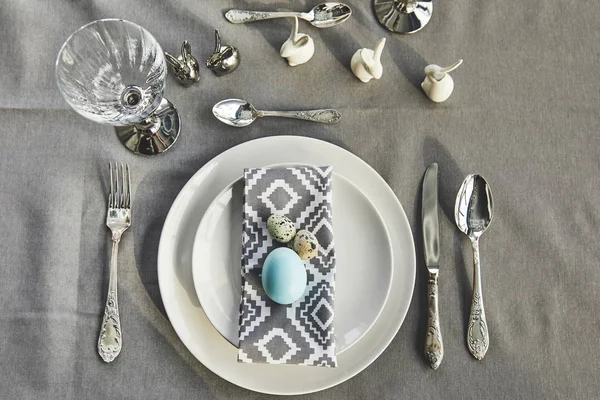 Vue du dessus de l'œuf de poulet bleu peint sur des assiettes sur la table de fête — Photo de stock