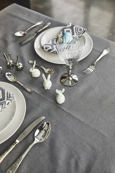 Vue en angle élevé des lapins de Pâques et des œufs sur la table de fête — Photo de stock