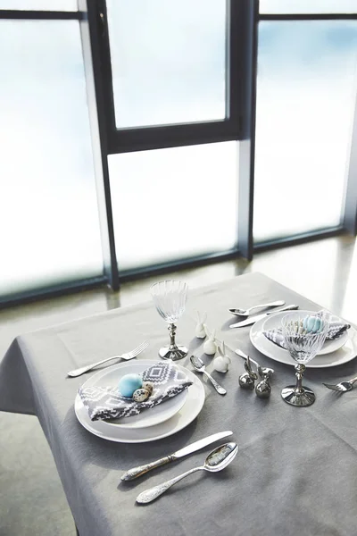 Vista de alto ângulo de mesa de Páscoa decorada no restaurante — Fotografia de Stock
