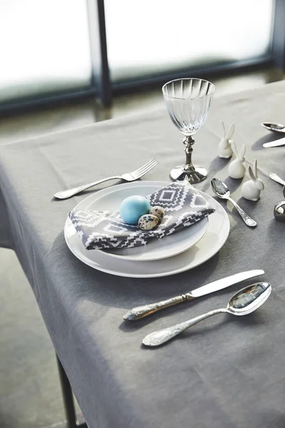 Bemalte Ostereier und Wachteleier auf Tellern — Stockfoto