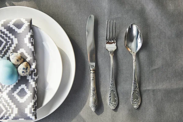 Ansicht von Ostereiern auf Teller und Geschirr auf Tisch — Stockfoto