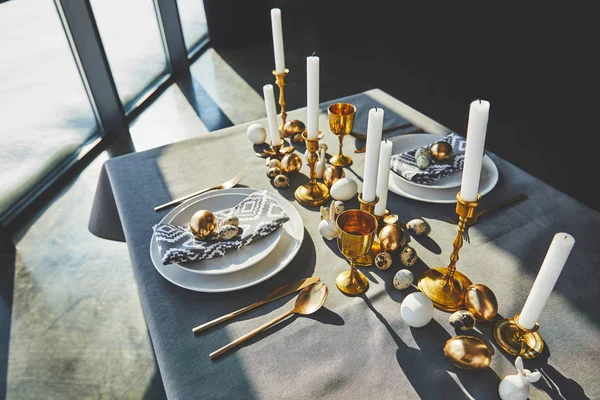 Vue grand angle de la table décorée de Pâques avec des œufs dorés — Photo de stock