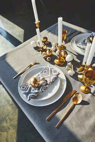 Vue grand angle de belle table de Pâques décorée avec lumière du soleil — Photo de stock