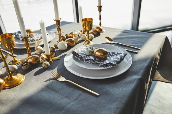 Belle table de Pâques décorée avec lumière du soleil — Photo de stock