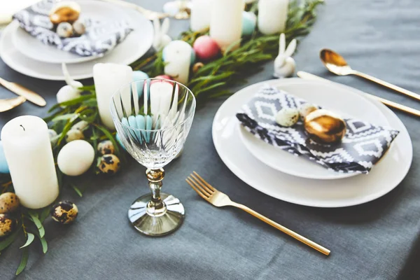 Mesa de Páscoa decorada com ovos no restaurante — Fotografia de Stock