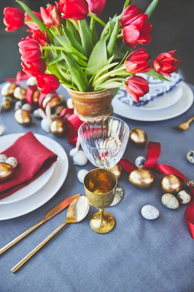 Visão de alto ângulo de ovos de Páscoa e tulipas na mesa festiva no restaurante — Fotografia de Stock