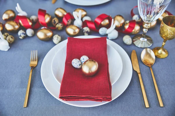 Vue grand angle des oeufs de Pâques et serviette sur des assiettes — Photo de stock