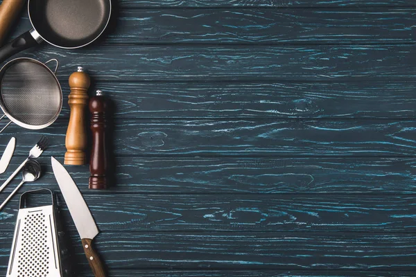 Vista dall'alto dell'utensile per cucinare sul tavolo di legno — Foto stock