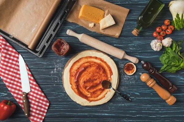 Vista dall'alto degli ingredienti per pizza fatta in casa sulla tavola — Foto stock