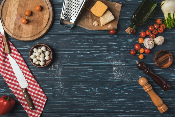 Draufsicht auf den Tisch mit Zutaten für die Zubereitung von Pizza — Stockfoto
