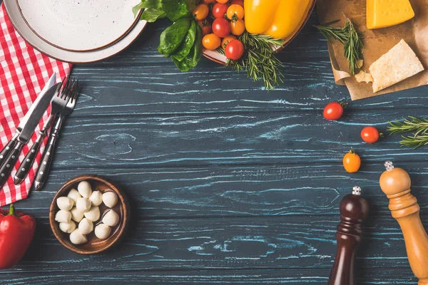Вид зверху овочів на дерев'яний стіл на кухні — стокове фото