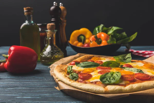 Appetitosa gustosa pizza con pomodorini e basilico — Foto stock