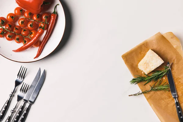 Vue du dessus des légumes et du fromage sur la table blanche — Photo de stock