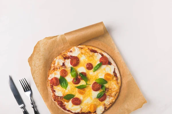 Вид сверху на аппетитную домашнюю пиццу на белом — стоковое фото