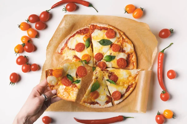 Image recadrée de la femme prenant la pizza maison sur blanc — Photo de stock