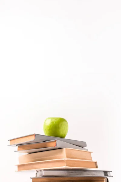 Vista ad angolo basso di mucchio di libri con mela in cima isolato su bianco — Foto stock
