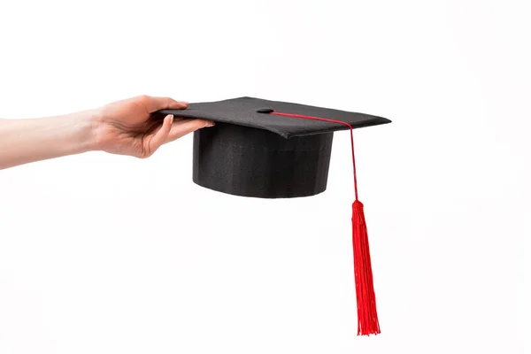 Vista recortada de la taza académica femenina sosteniendo aislado en blanco - foto de stock