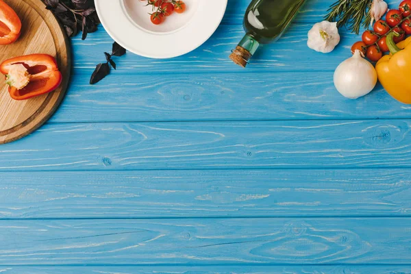 Vista dall'alto degli ingredienti per cucinare su un tavolo blu — Foto stock