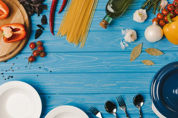 Vista superior de los ingredientes para cocinar en la mesa azul - foto de stock